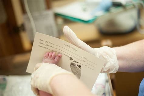 Mengapa Telapak Kaki Bayi Baru Lahir Harus Dicap Ternyata Ini Alasannya