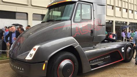 Surprise Cummins Unveils An All Electric Semi Truck Ahead Of Tesla