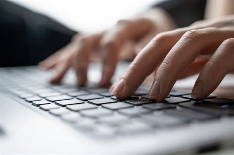 Mujer Usando Una Computadora Portátil Buscando En La Web Buscando