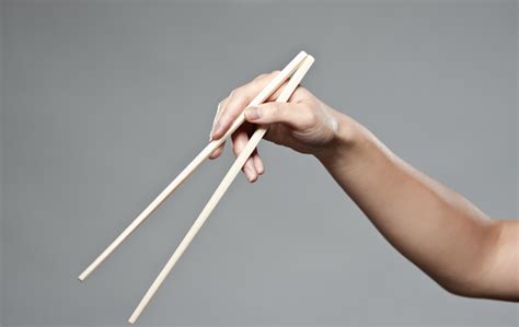 When i tried to so, it felt extremely strange. How To Use Chopsticks