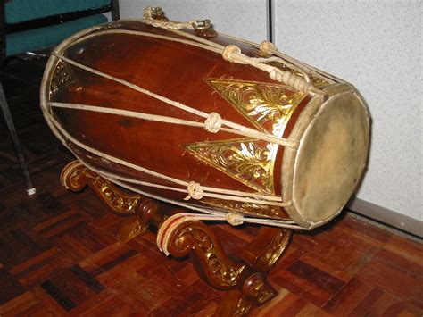 Tifa adalah alat musik tradisional papua yang juga merupakan jenis alat musik berirama. Kesenian | Persembahan Kebudayaan Tarian | Gamelan ...