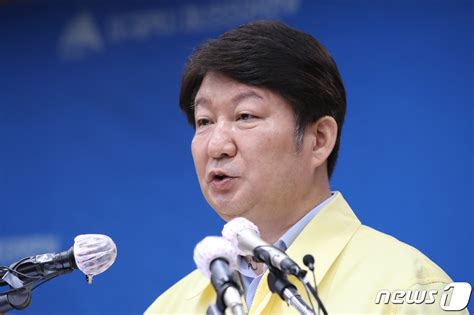 그리고 권영진 대구시장과 신천지 위장봉사단체로 보이는 한국나눔플러스(최사랑 대표)가 신천지 교회가 대구시 사회복지공동모금회에 100억을 기부했지만 권영진 대구시장은 브리핑에서 지금. 신천지 의혹에 권영진 "대꾸할 가치도 없다…나는 안수 집사 ...