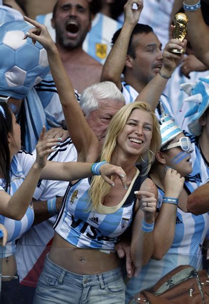 Gooya News Didaniha تصاویری از دختران ایرانی و آرژانتینی در مسابقه ایران ـ آرژانتین