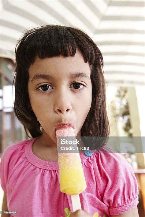 Cute Six Year Old African Girl Sucking Popsicle 照片檔及更多 雪條 照片 雪條 兒童