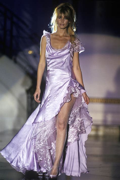 In Photos Claudia Schiffers Best 90s Runway Moments Fashion 90s