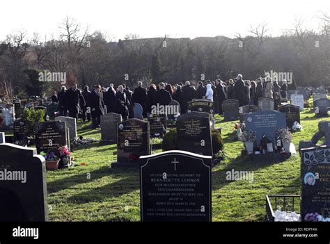 Funeral Mourners Grave Burial Hi Res Stock Photography And Images Alamy