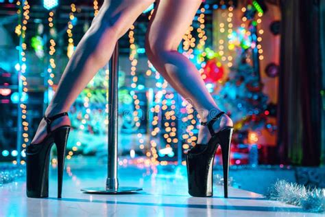 jonge sexy vrouw danst striptease met pylon in nachtclub mooie stripper meisje op het podium