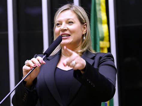 Joice hasselmann ameaça sair do brasil se tiver de optar entre lula e bolsonaro. Joice Hasselmann chama filhos de Bolsonaro de moleques ...