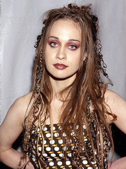 The Most Embarrassing 90s Beauty Trends Cool Hairstyles Honey Brown
