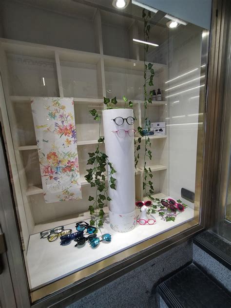 I fiori sono considerati da sempre uno dei regali più apprezzati, anche perché sfruttando il loro linguaggio è. Vetrina 50 anni di attività | Vetrine, Fiori
