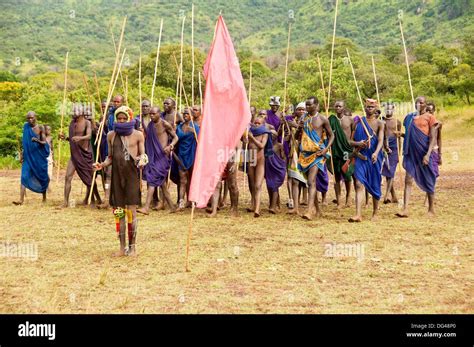 El Donga Stick Lucha Ceremonia Tribu Surma Tulgit Valle Del Río Omo