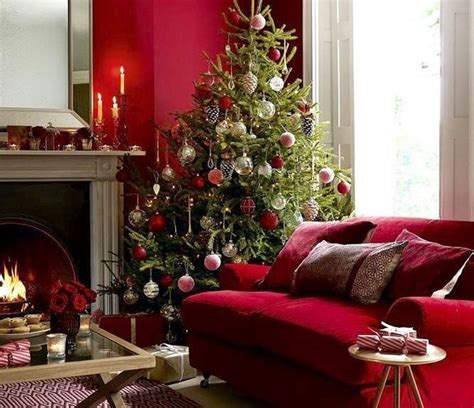 Cozy Christmas Living Room Decor Ideas 05 In 2020 Red Christmas Decor
