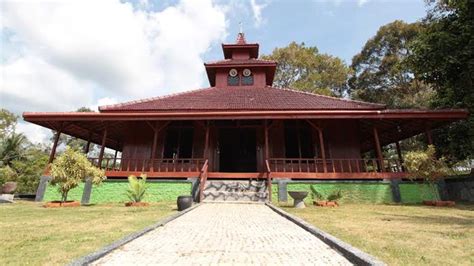 Pesona Desain Arsitektur Masjid Kayu Tuatunu Di Pangkalpinang Yang