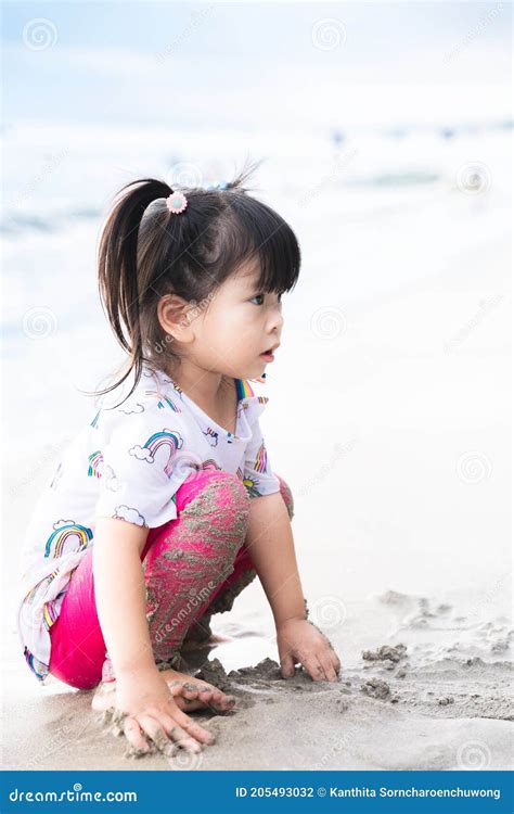 Retrato De Una Chica Asiática Sentada Junto A La Playa Los Niños