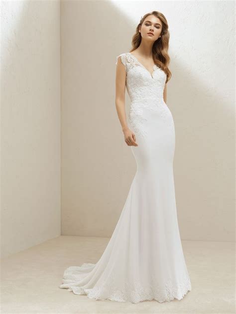 Maybe you would like to learn more about one of these? Der Brautmode-Trend 2019: Schlichte Brautkleider, die du ...