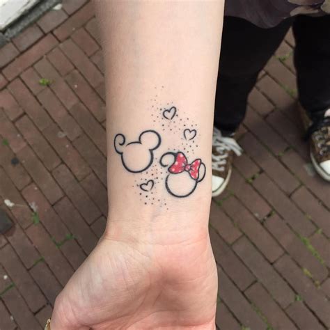 Superbe Tatouage Minnie Réalisé Sur Le Poignet Avec Des Petits Coeurs