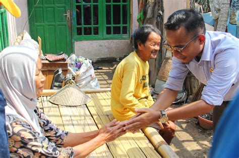 Puting beliung merusak sejumah perumahan camat bojongsari, depok menuturkan, puting beliung disertai hujan deras terjadi di kelurahan duren seribu pada kamis 18 maret 2021 sekitar. Anggota DPRD Banten Berikan Bantuan Pada Korban Angin ...
