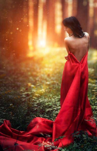 Frau In Einem Langen Roten Kleid Allein Im Wald Premium Foto