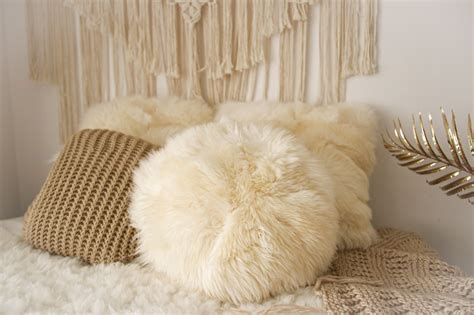 sheepskin-fur-pillow,-real-fur-pillow,-round-fur-pillow