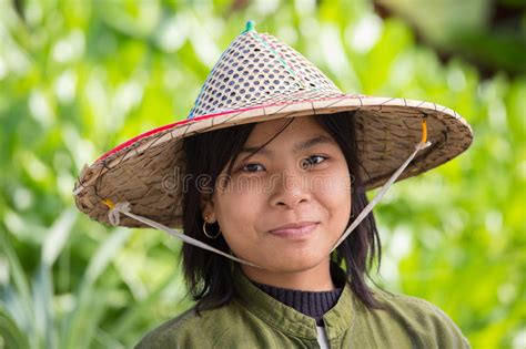Hopping on the myanmar river cruise, wearing the traditional costumes of the country is a great experience that you should never miss on your trip. Bezoekt Het Portret Birmaanse Meisje De Shwedagon-Pagode ...