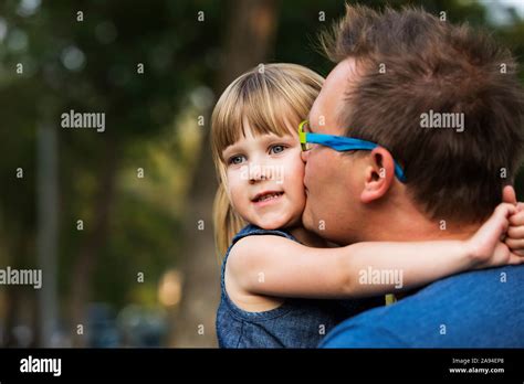Beso Padre E Hija Fotografías E Imágenes De Alta Resolución Página 2 Alamy