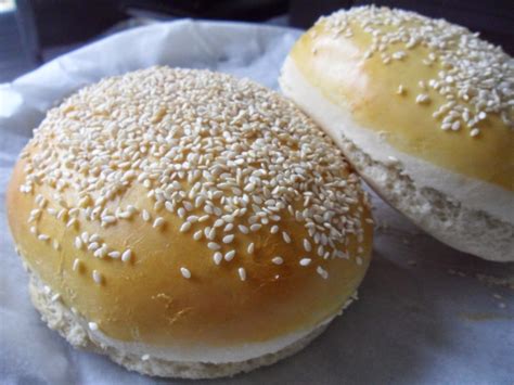 Un pain hamburger 100 % maison et sans map appelé aussi hamburger buns. Pain à hamburger maison au Thermomix (2 gros hamburgers ou 3 normaux)