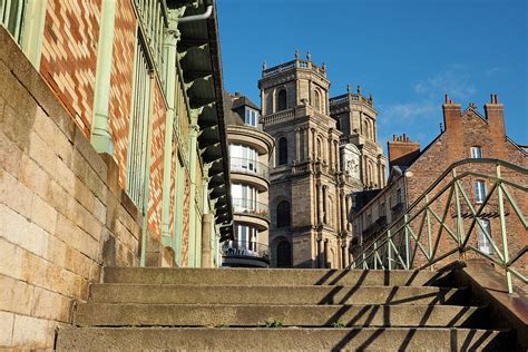 Rennes is a city in the east of brittany in northwestern france at the confluence of the ille and the vilaine. Rennes, Hauptstadt der Bretagne: jung, cool, magic | Fee ...