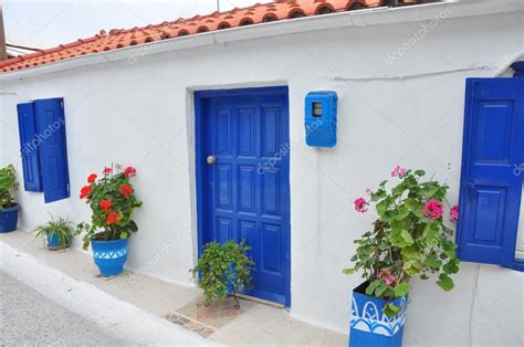 Recibe presupuestos gratis de profesionales de tu zona. casa típica griega, fachada blanca y azules ventanas y ...