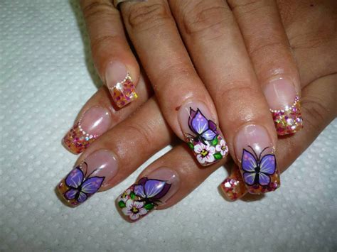 Lindas ideas de uñas decoradas con flores para tus outfits negros y blancos . Mensajes de amor: Uñas decoradas con flores sencillas