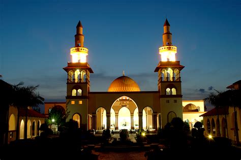 Sebuah kolej swasta di bawah universiti islam antarabangsa yang melahirkan profesional muslim yang seimbang dari segi peribadi dan ilmu duniawi dan ukhrawi. Masjid Al-Azhar - Galeri Foto