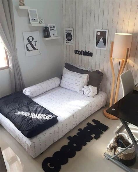Katil moden seakan terapung dan pokok bonsai di satu sudut menjadikan bilik tidur cukup sempurna dan mewah. Hiasan Bilik Tidur Tanpa Katil | Desainrumahid.com
