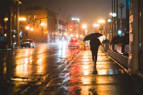 Foto De Persona Caminando Bajo La Lluvia Con Paraguas Imagen Gratuita