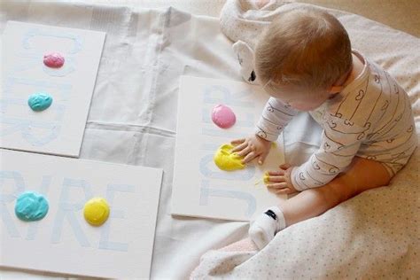 Voir plus d'idées sur le thème activite bebe, activités bébé, montessori. Peindre avec du yaourt activité bébé - Maman Nougatine | Activite bebe, Peinture comestible ...