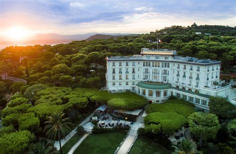 There are 800 guestrooms all equipped with contemporary decorations, modern furnishing and latest amenities. Le Grand-Hôtel du Cap-Ferrat, a Four Seasons Hotel élu ...