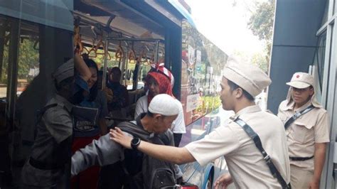 C.mempunyai akhlak dan moral yang baik; 800 Karyawan BRT Semarang Kenakan Kostum Perjuangan ...