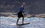 Mark Zuckerberg surfboards in Hawaii with way too much sunscreeN : r/pics