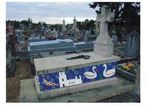 Gemeen in dat département essonne, frankriek (nds). La tombe de Raymond Isidore et de son épouse au cimetière ...