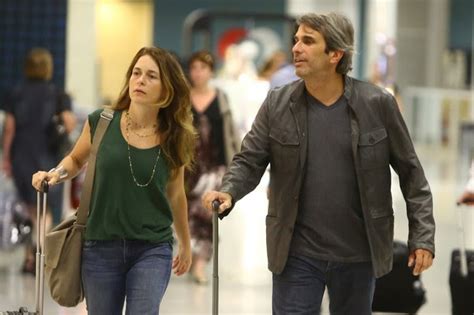 FC Cláudia Abreu e Christiane Torloni Cláudia Abreu é clicada em aeroporto do Rio com o marido