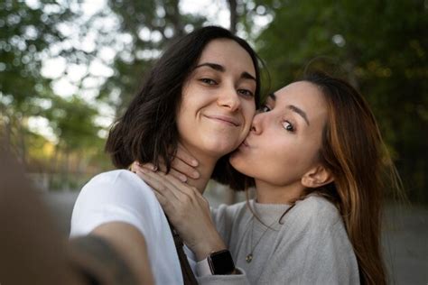 Lesbisches Paar Macht Zusammen Ein Foto Kostenlose Foto