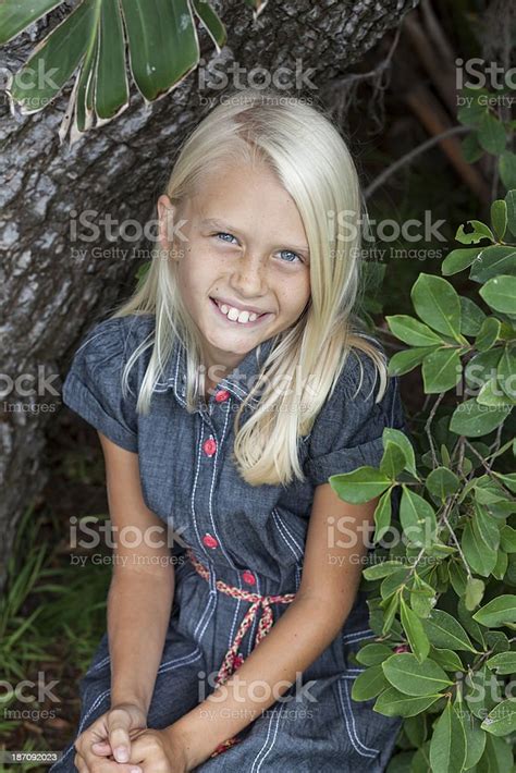 귀여운 8 주행연수 늙음 너무해 여자아이 8 9 살에 대한 스톡 사진 및 기타 이미지 8 9 살 귀여운 금발 머리 Istock