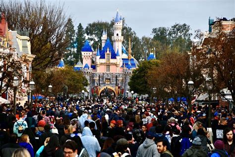 Disney World And Disneyland Closed Indefinitely Amid Covid 19 Fears Vox