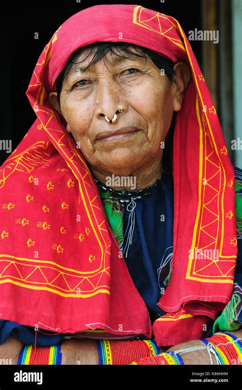 Kuna Indian Women In Native Fotos Und Bildmaterial In Hoher Aufl Sung