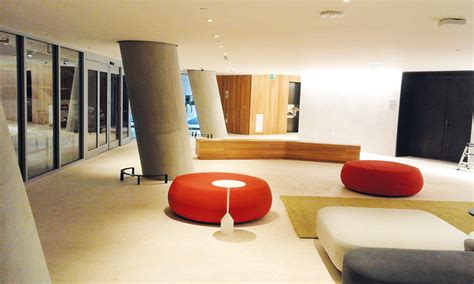 Ein zwölfstöckiges hochhaus ist im beliebten urlaubsparadies aus bislang noch unbekannten gründen eingestürzt. Coconut Groove | USA, Miami