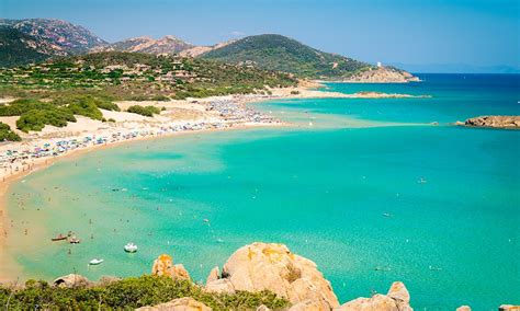 Het eiland sardinië ligt pal ten zuiden van het eiland corsica, ten westen van de laars van italië, en ten noorden van tunesië. De mooiste stranden van Sardinië | Corendon Inspiratie