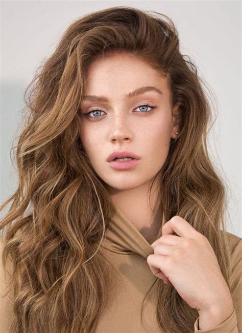 50 Stunning Light Brown Hair Color Ideas With Highlights Brown Hair Pale Skin Brown Hair Blue