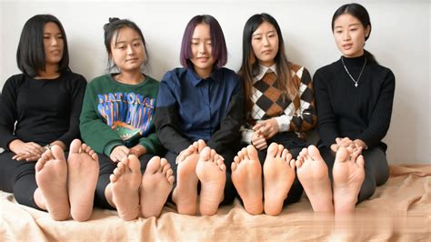 五位高中生教室秀美脚 丝袜裸足 Asian Students Feet And Soles Socks And Barefoot
