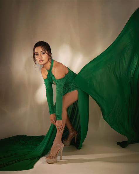 Avneet Kaur In Green Dress Flaunts Ample Cleavage And Sexy Legs Looked Too Hot To Handle See