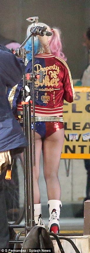 Margot Robbie Transforms Into Harley Quinn On Suicide Squad Set Daily Mail Online