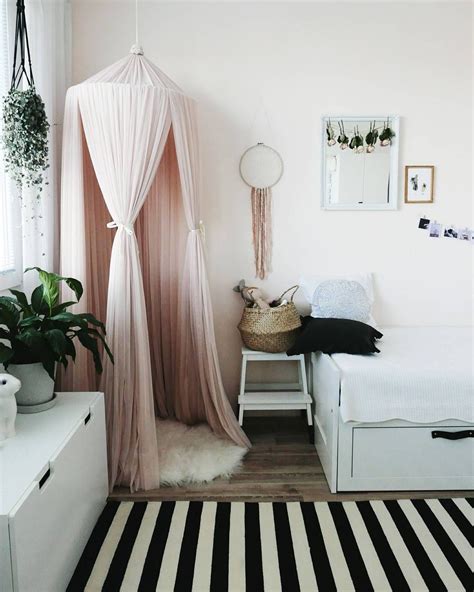 Once we hear the term canopy bed, what comes to our mind are either elegant bedrooms or bedrooms for little princesses. Kidsroom, girlsroom, scandikids, kinderkammer ...