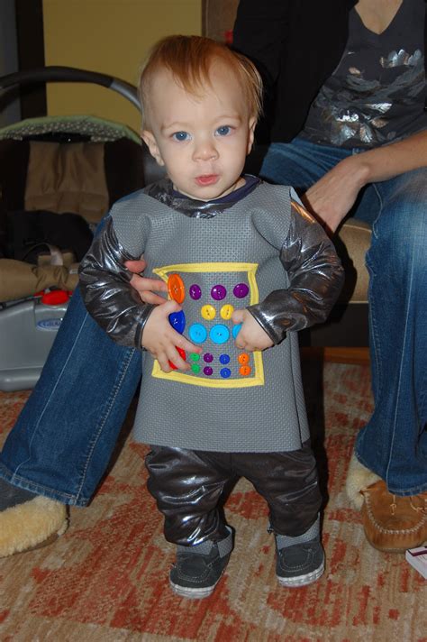 So for his birthday i decided to do a diy robot costume. Play Eat Grow: Play: DIY Toddler Robot Costume